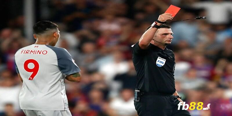 Cầu thủ nhận thẻ đỏ sẽ bị đuổi ra sân ngay